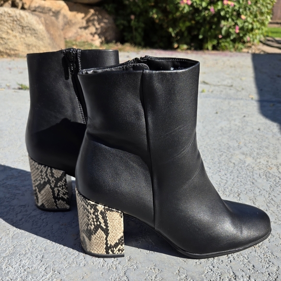 Andrew Geller Sz 9.5 Black Ankle Boots with Snake Print Heel. Vegan